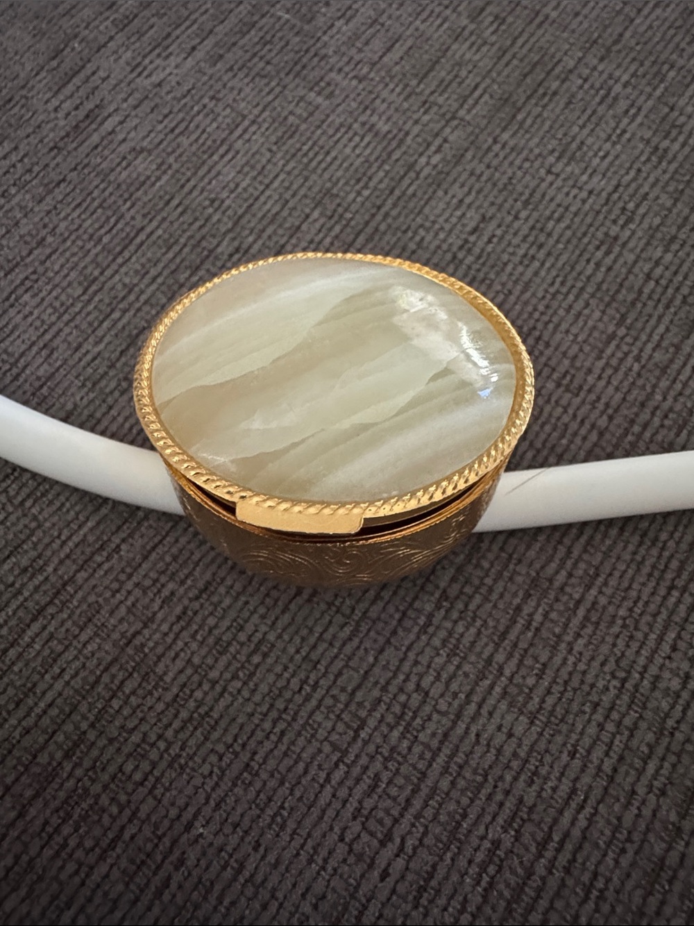 Vintage Made in Italy Green Onyx Gold Tone Stamped Hinged Trinket Pill Box